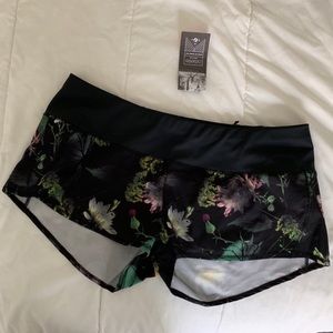 Oiselle Mac Roga Shorts NWT Moody Floral